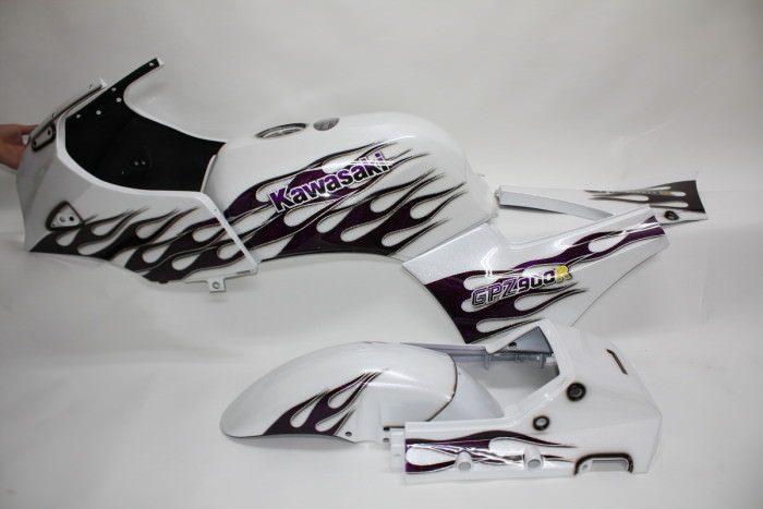 カワサキGPZ900R外装塗装：カスタムペイント（フレアー塗装）