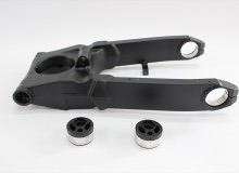 スイングアーム塗装：パウダーコート（艶消しブラック）