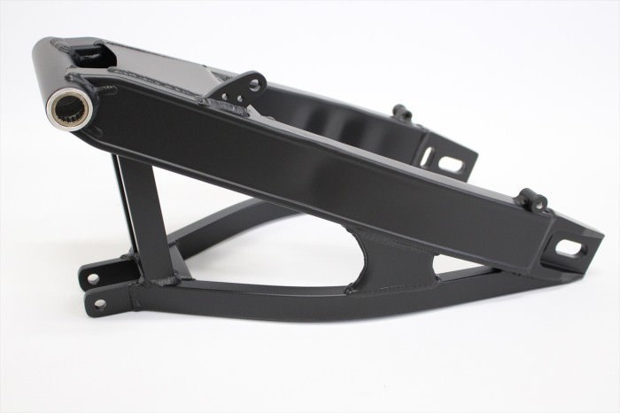 スタビライザー補強付きワンオフスイングアーム塗装：パウダーコート艶消しブラック